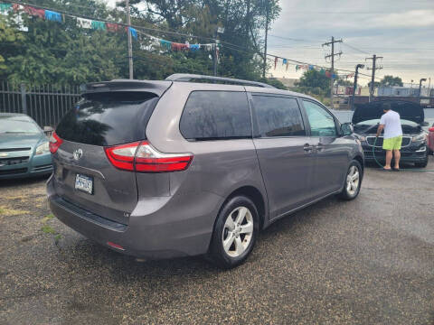 2017 Toyota Sienna LE 7-Passenger Auto Access Seat