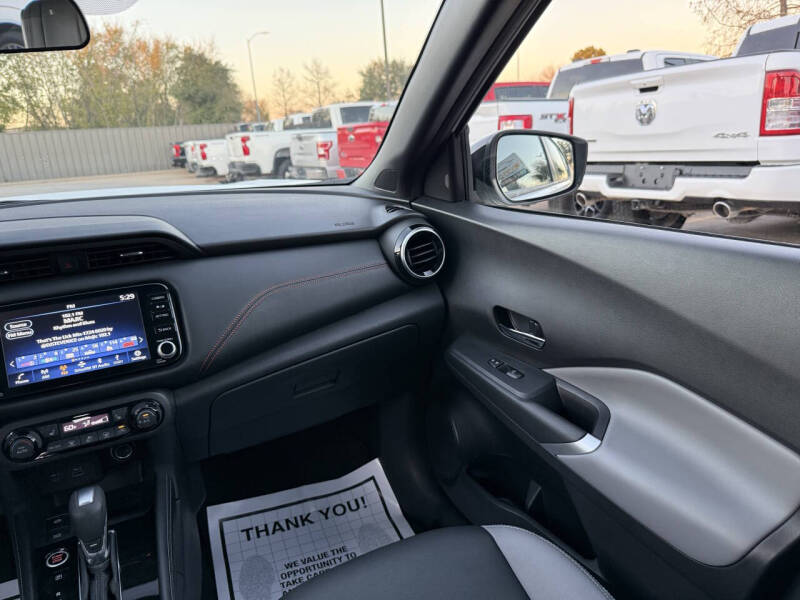 2022 Nissan Kicks SR