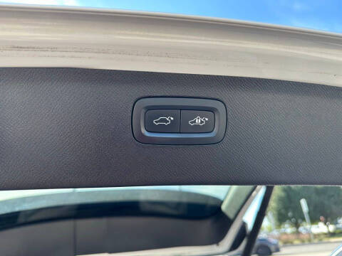 2022 Volvo XC90 T6 Momentum 7-Passenger
