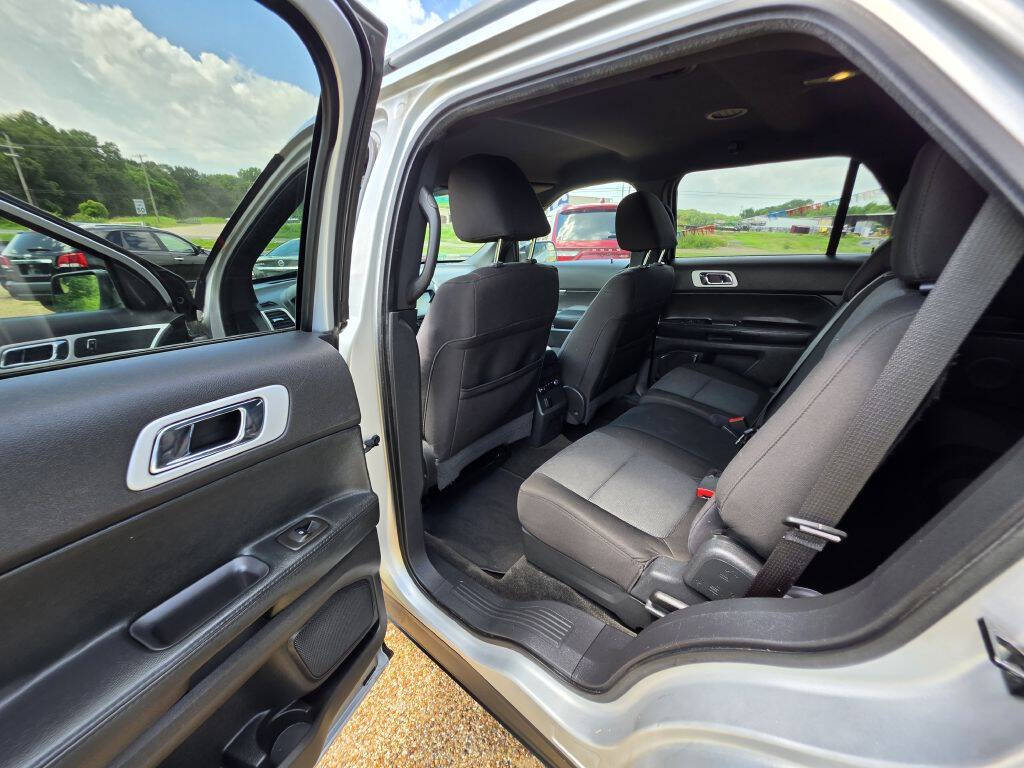 White 2011 Ford Explorer XLT XLT 4dr SUV 7