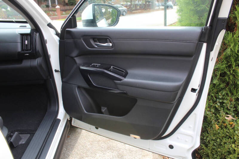 2022 Nissan Pathfinder SV