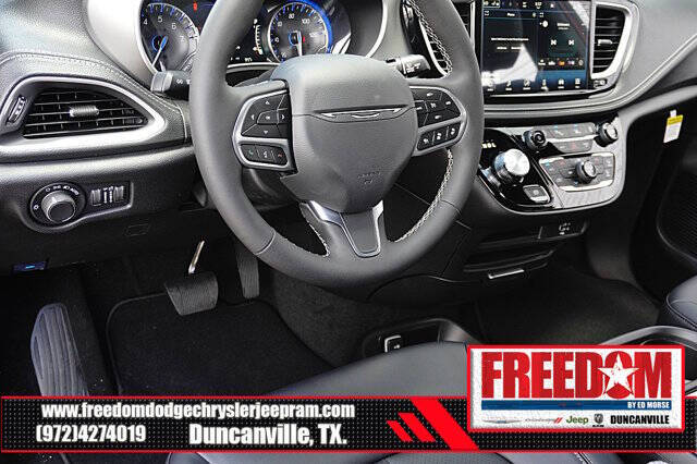 2027 Chrysler Pacifica Select