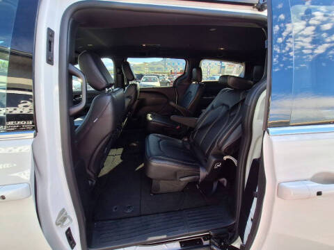2026 Chrysler Pacifica Select