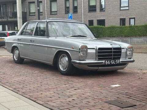 1975 Mercedes-Benz 200