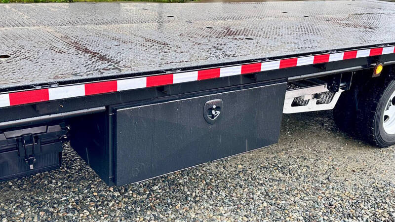 2015 Isuzu NRR  23' Flatbed + Lift Gate