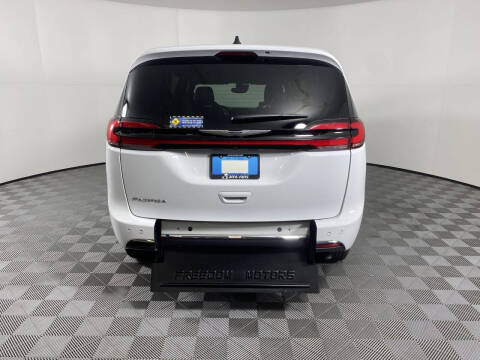 2024 Chrysler Pacifica Touring