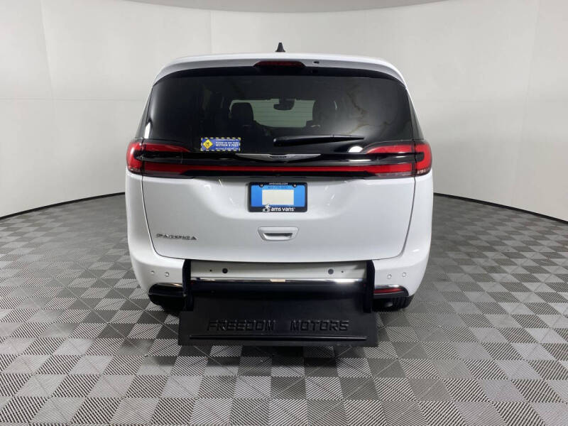 2024 Chrysler Pacifica Touring