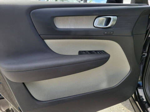 2023 Volvo XC40 B5 Plus Bright Theme
