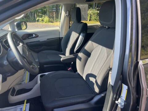 2022 Chrysler Voyager LX