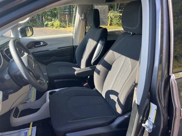 2022 Chrysler Voyager LX