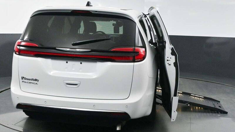 2025 Chrysler Pacifica Select