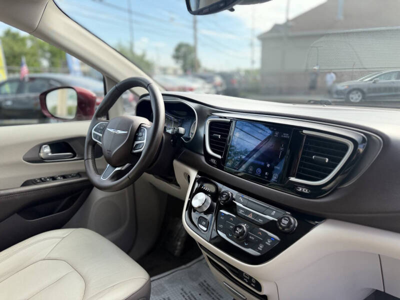 2017 Chrysler Pacifica Touring-L