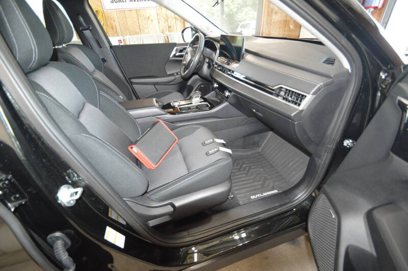 2025 Mitsubishi Outlander ES