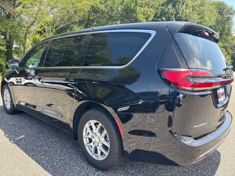 2027 Chrysler Pacifica Select