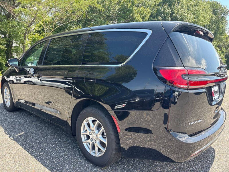 2027 Chrysler Pacifica Select