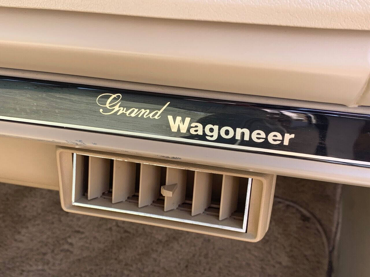 1989 Jeep Grand Wagoneer 14