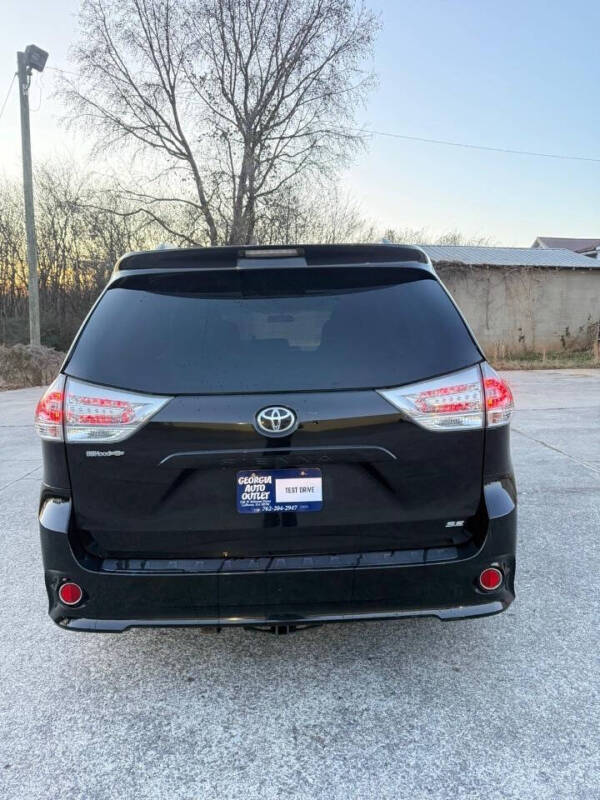2011 Toyota Sienna SE 8-Passenger