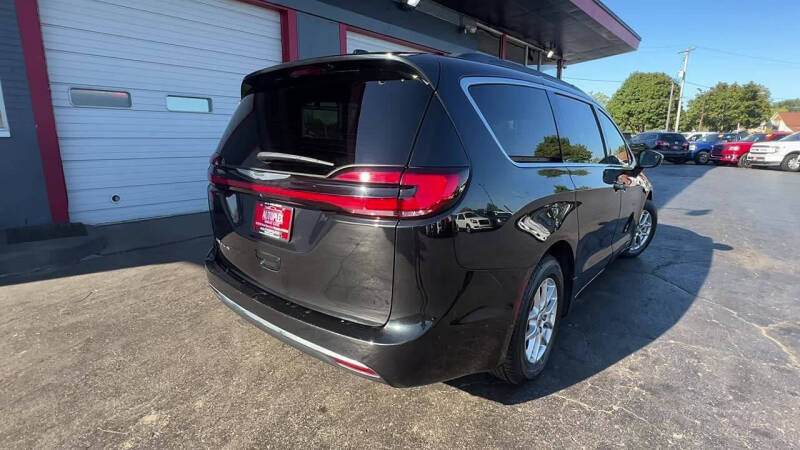 2022 Chrysler Pacifica Touring L photo 6