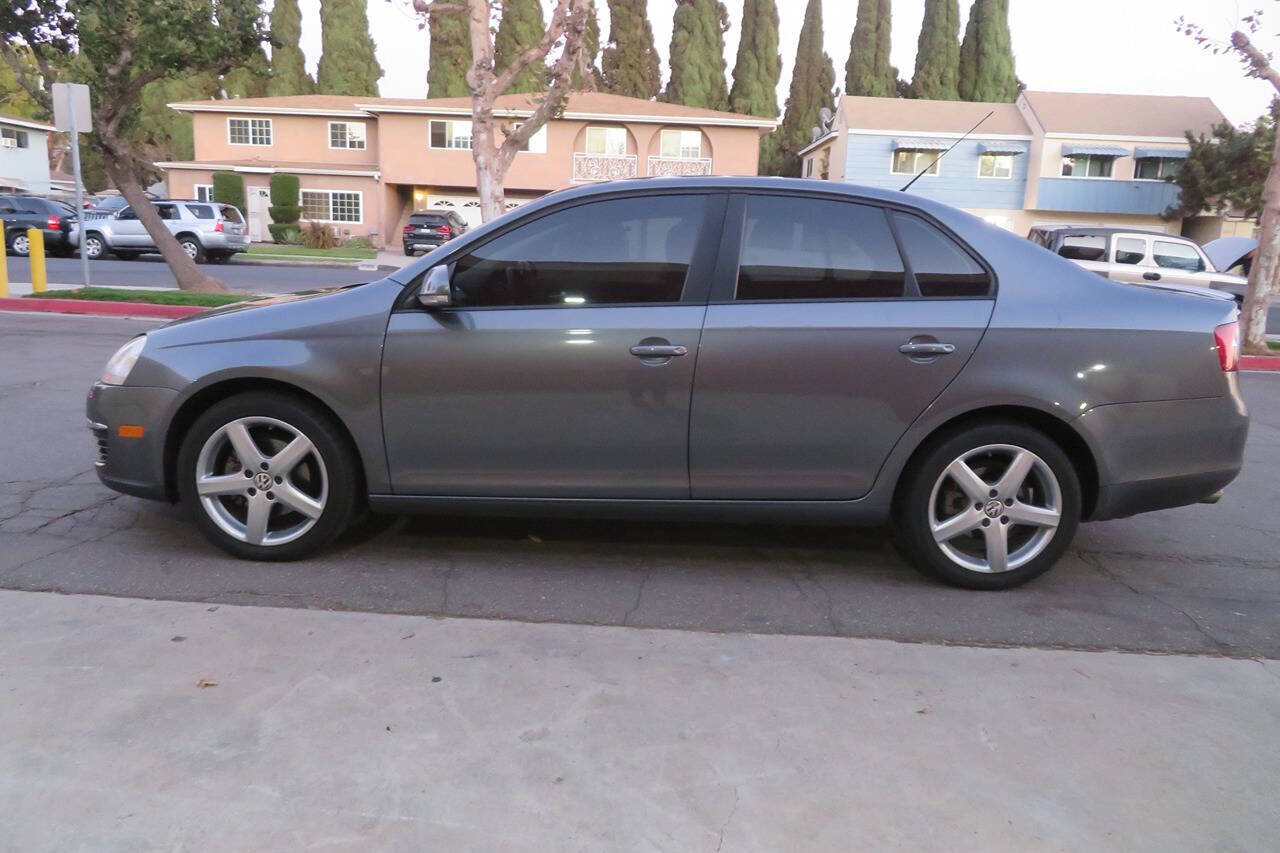 2010 Volkswagen Jetta for sale at The Car Vendor LLC in Bellflower, CA