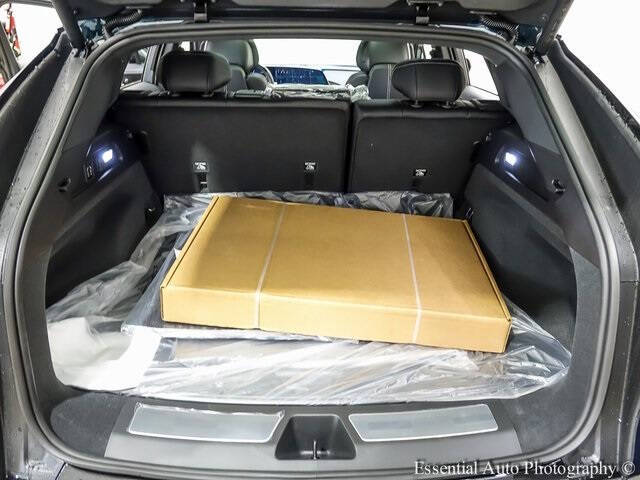 2025 Cadillac LYRIQ Luxury 2