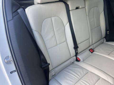 2023 Volvo XC40 B4 Ultimate Dark Theme