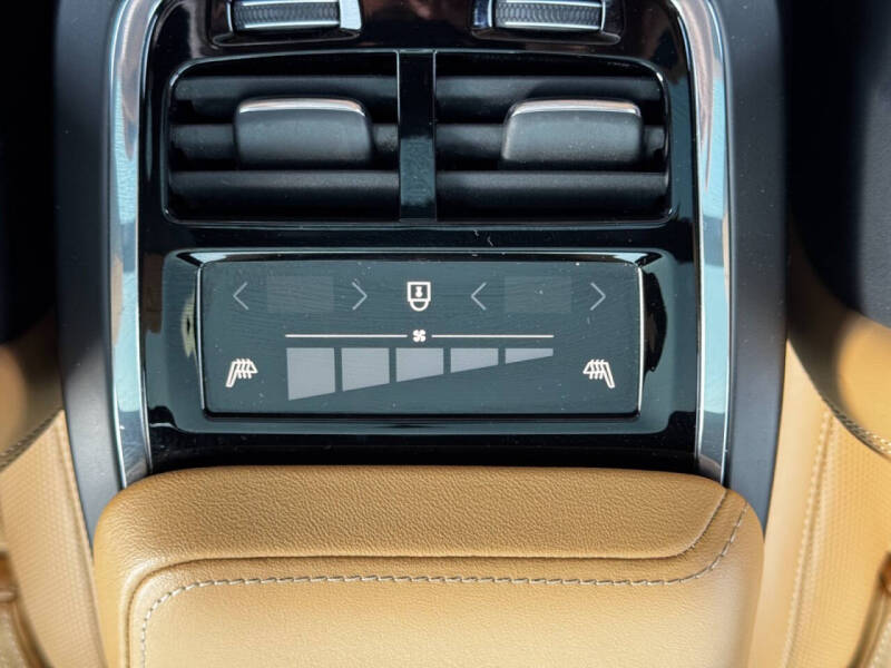 2023 Volvo XC60 B5 Ultimate Bright Theme