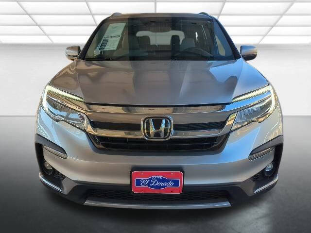 2022 Honda Pilot Touring w/Rear Captain's Chairs