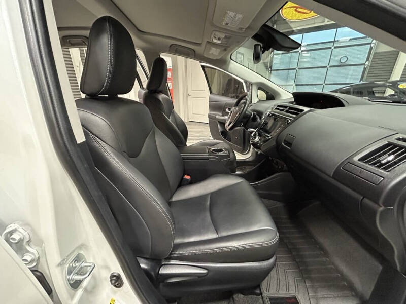 2016 Toyota Prius v Five