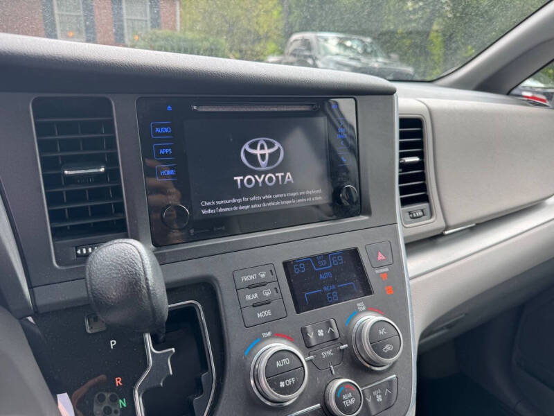 2017 Toyota Sienna LE 8-Passenger