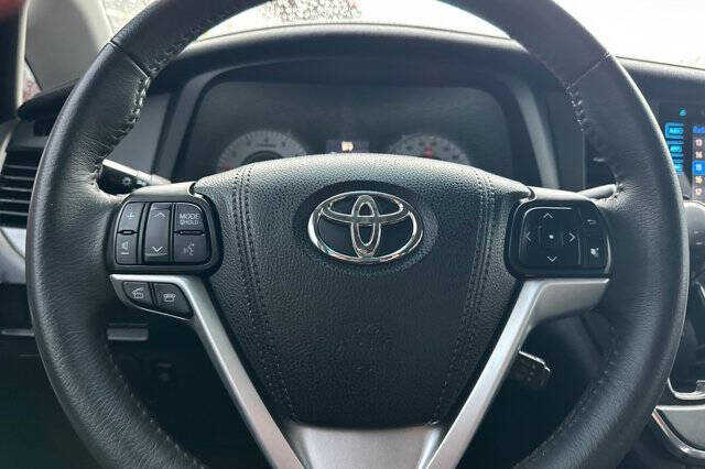 2017 Toyota Sienna SE Premium 8-Passenger
