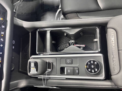 2025 Nissan Pathfinder SL