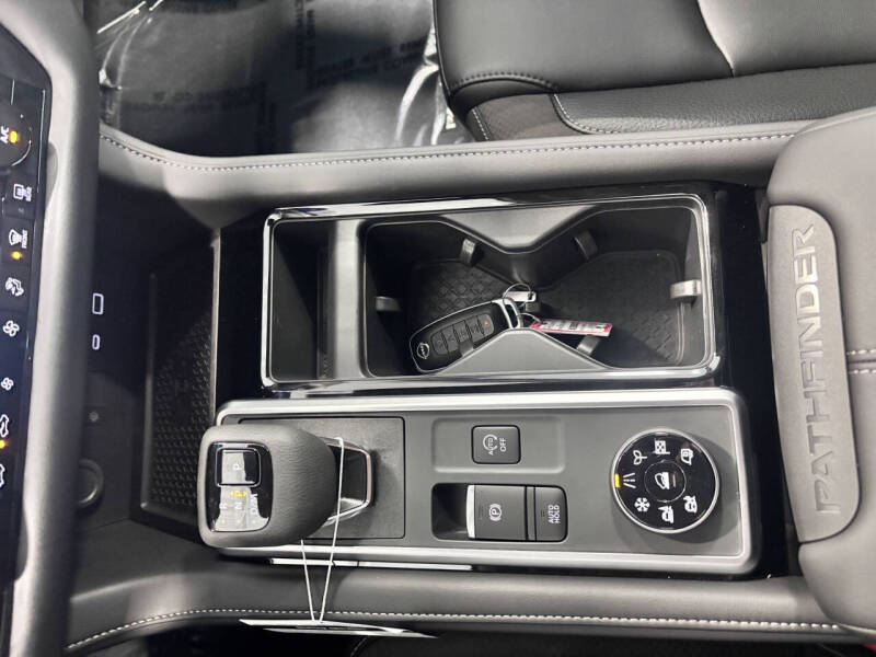 2025 Nissan Pathfinder SL