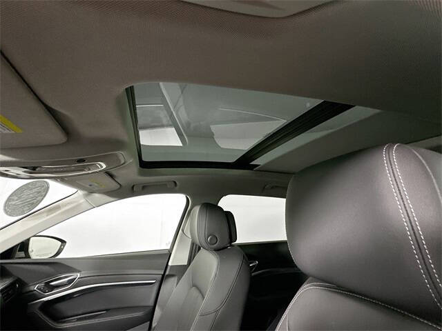 2022 Audi e-tron quattro Premium Plus