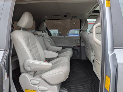 2014 Toyota Sienna XLE 7-Passenger Auto Access Seat