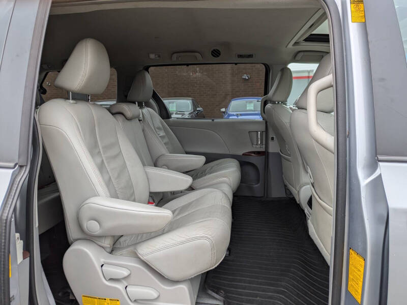 2014 Toyota Sienna XLE 7-Passenger Auto Access Seat