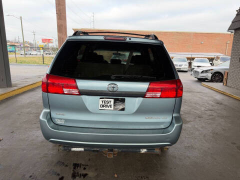 2005 Toyota Sienna LE 8 Passenger