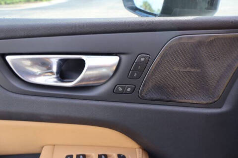 2024 Volvo XC60 Recharge T8 Ultimate Dark Theme