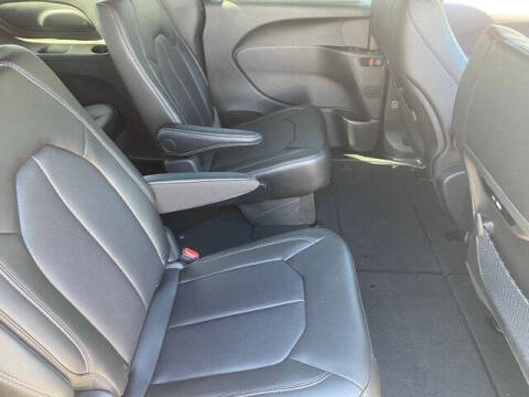 2027 Chrysler Pacifica Select