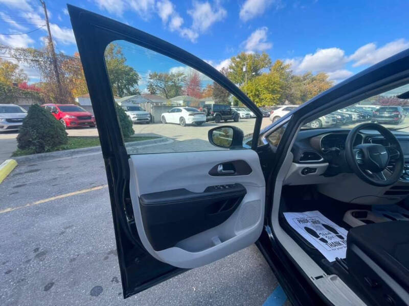 2024 Chrysler Voyager LX