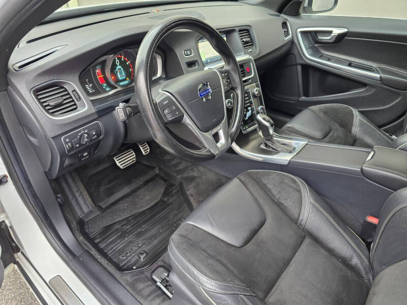 2015 Volvo V60 T6 R-Design Platinum