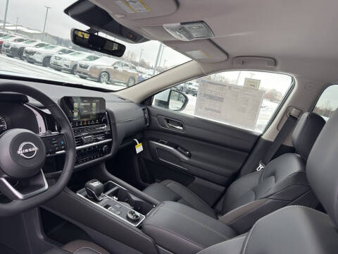 2025 Nissan Pathfinder SL