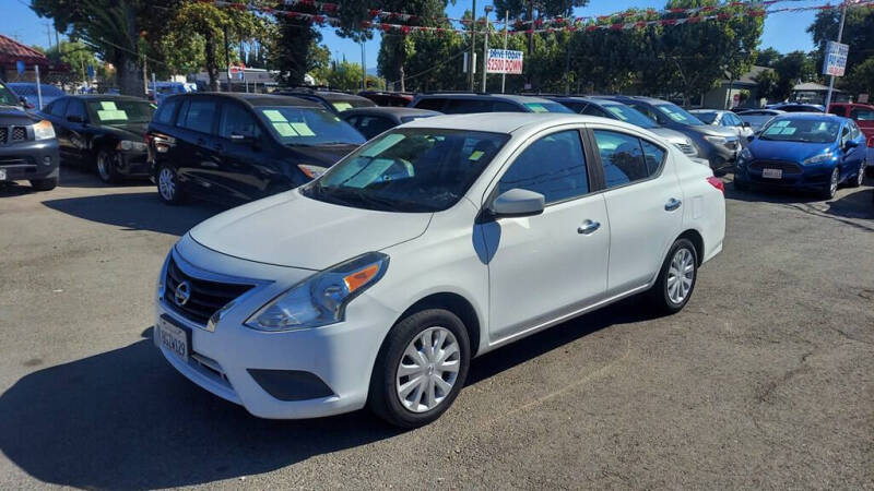 2017 Nissan Versa Sedan SV's photo