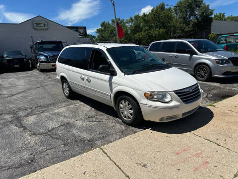 2005 Chrysler Town and Country for sale at BADGER LEASE & AUTO SALES INC in West Allis WI