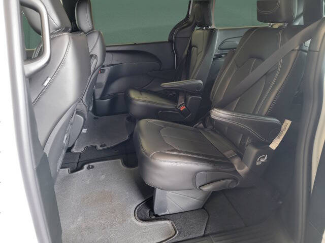 2027 Chrysler Pacifica LX