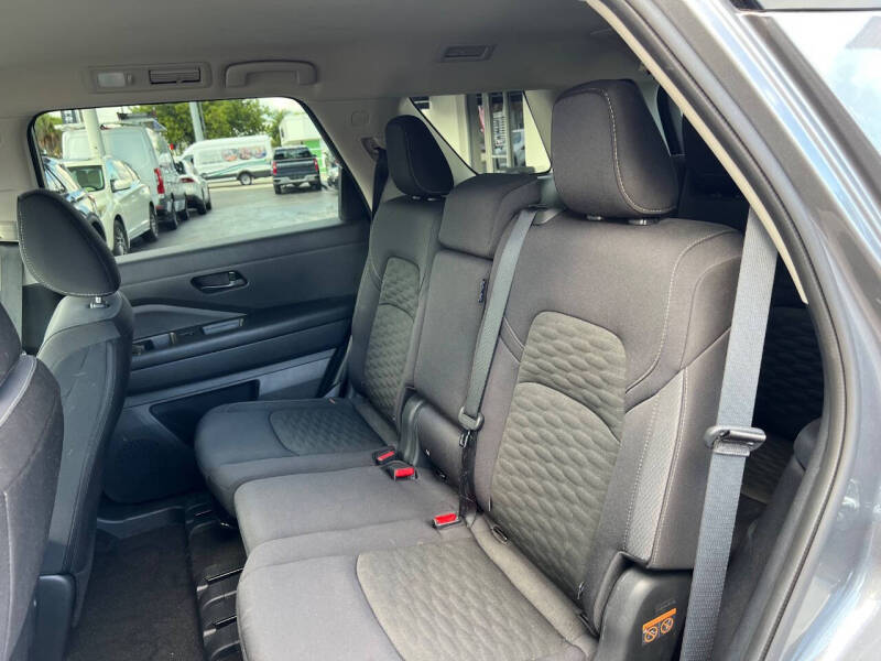 2024 Nissan Pathfinder SV