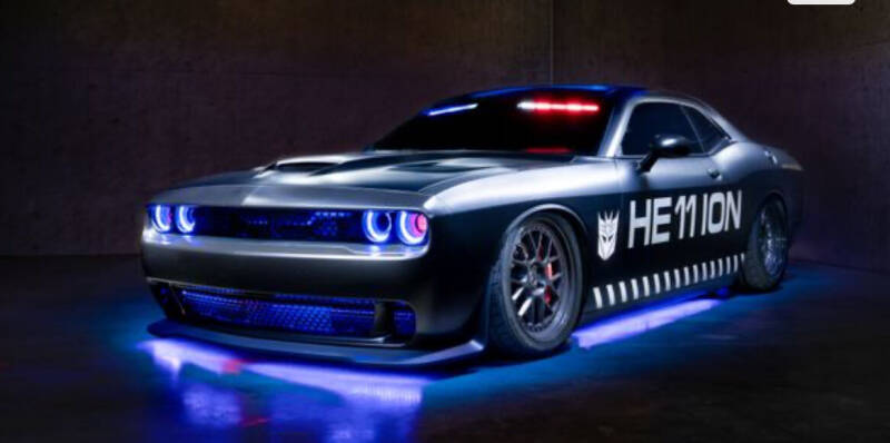 2015 Dodge Challenger SRT photo 2