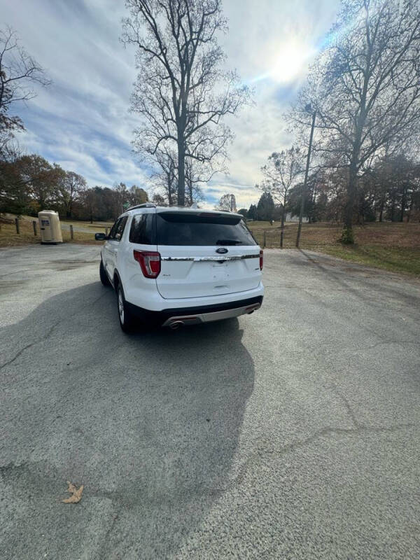 2017 Ford Explorer XLT photo 4