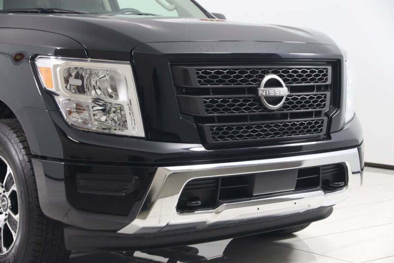 2023 Nissan Titan SV