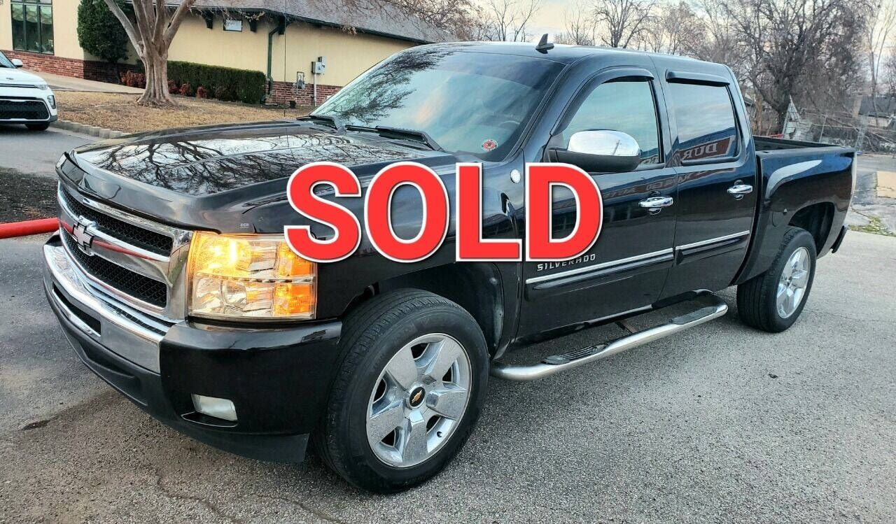 2009 Chevrolet Silverado 1500 for sale at DURANGO AUTO CENTER LLC in Tulsa, OK