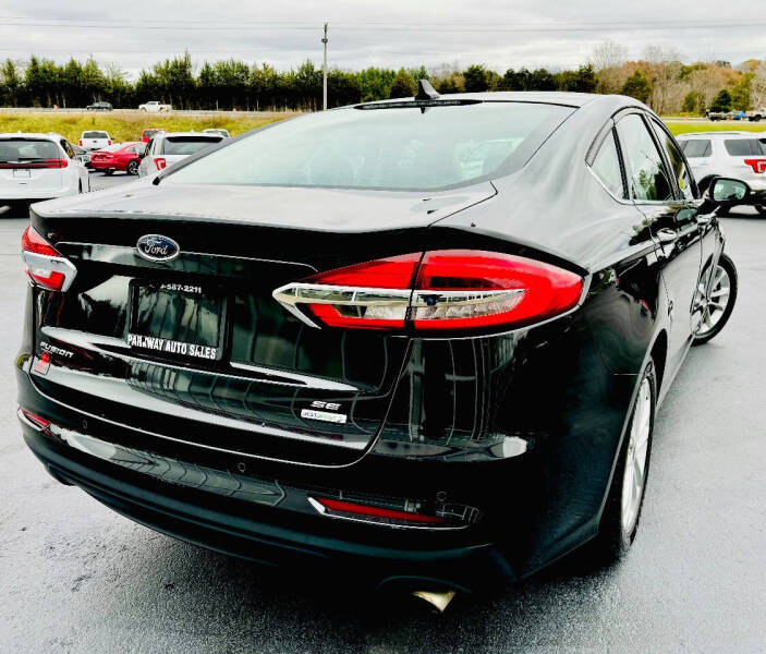 2020 Ford Fusion SE photo 4